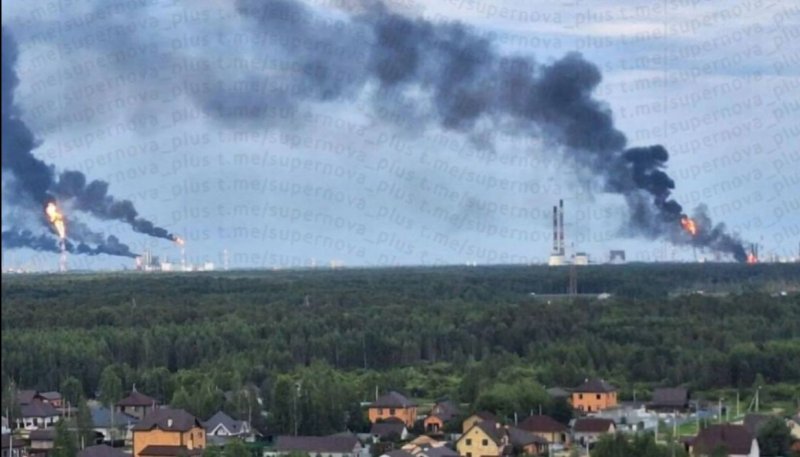 Крупнейший нефтезавод России остановился из-за атак БПЛА — Reuters