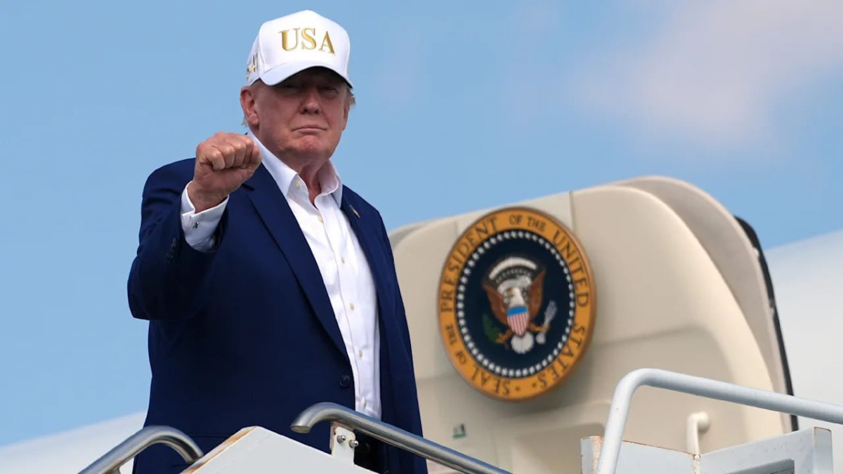 Трамп Анкарадағы НАТО саммитінен неге басқа ұшақпен ұшып кетті?