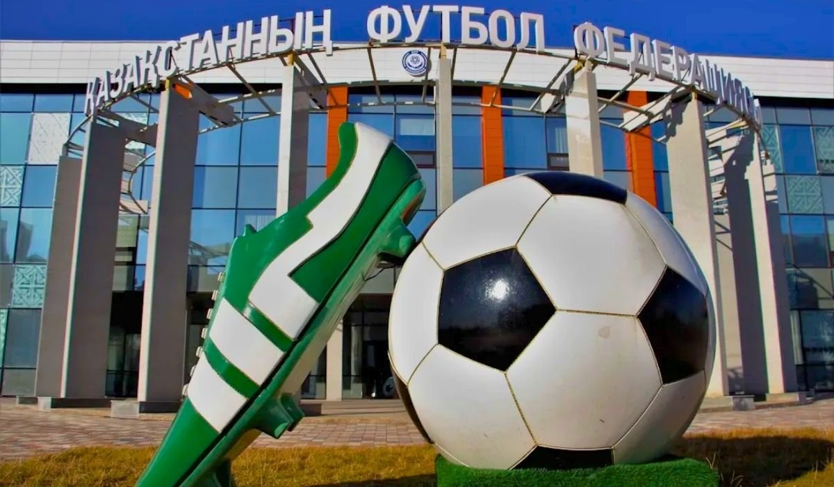 В Астане на ребенка упали футбольные ворота: Он в реанимации
