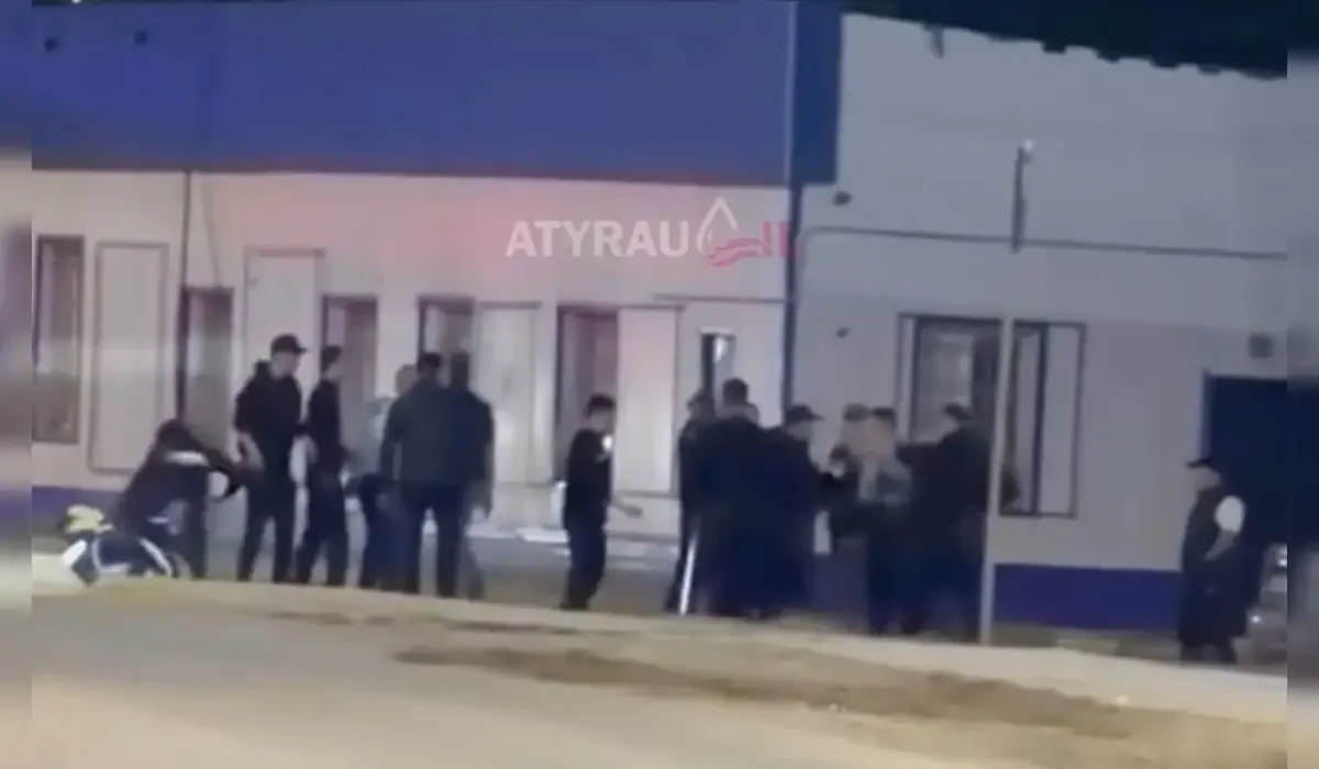 Троих жителей Атырауской области отправили в колонию за нападение на полицейских