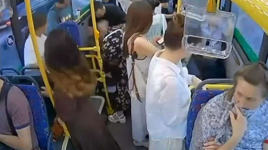 Астанада полицей кәмпитке қақалып қалған баланың өмірін сақтап қалды