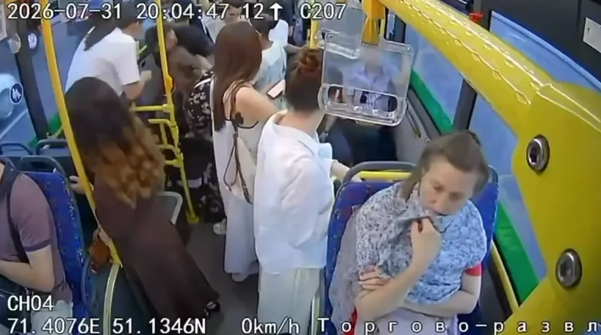 Полицейский спас подавившегося конфетой ребенка в автобусе в Астане (ВИДЕО)