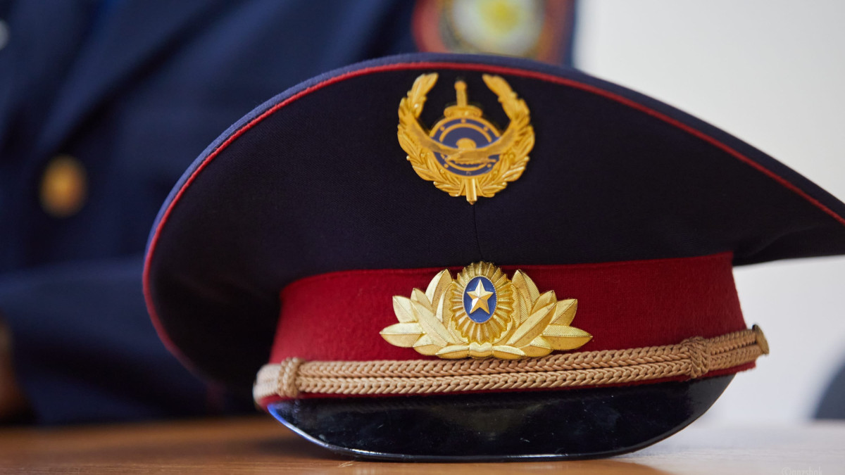 Палка, камень и четыре года: чем закончилось нападение на полицейских под Атырау