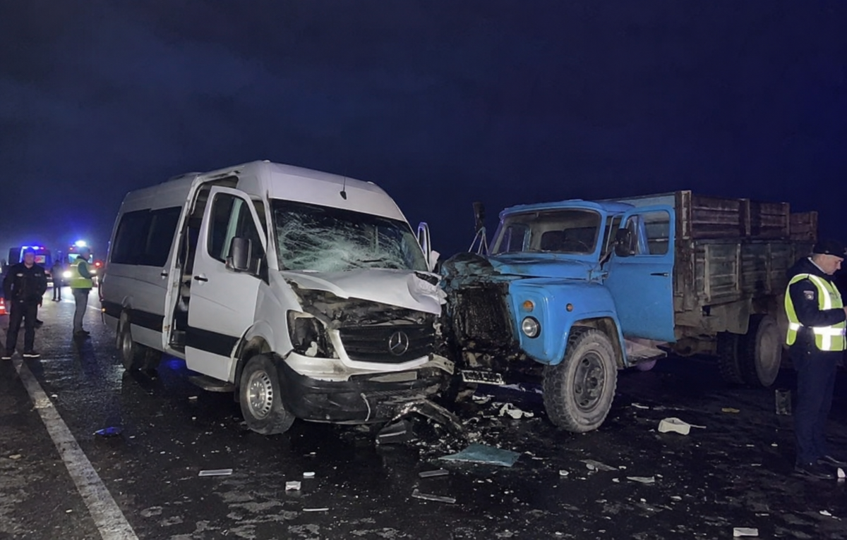 Смертельное ДТП под Астаной: два человека погибли, восемь пострадали