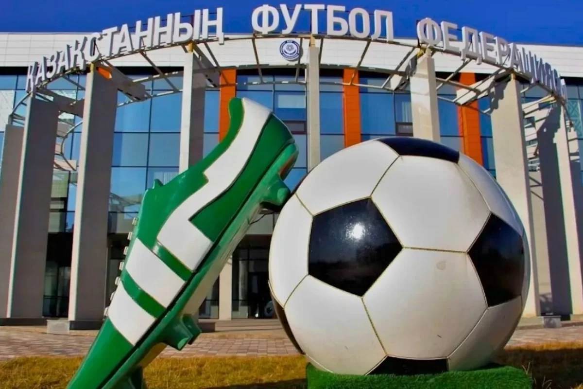 ҚФФ Футбол үйінде қақпа құлап, бала зардап шекті