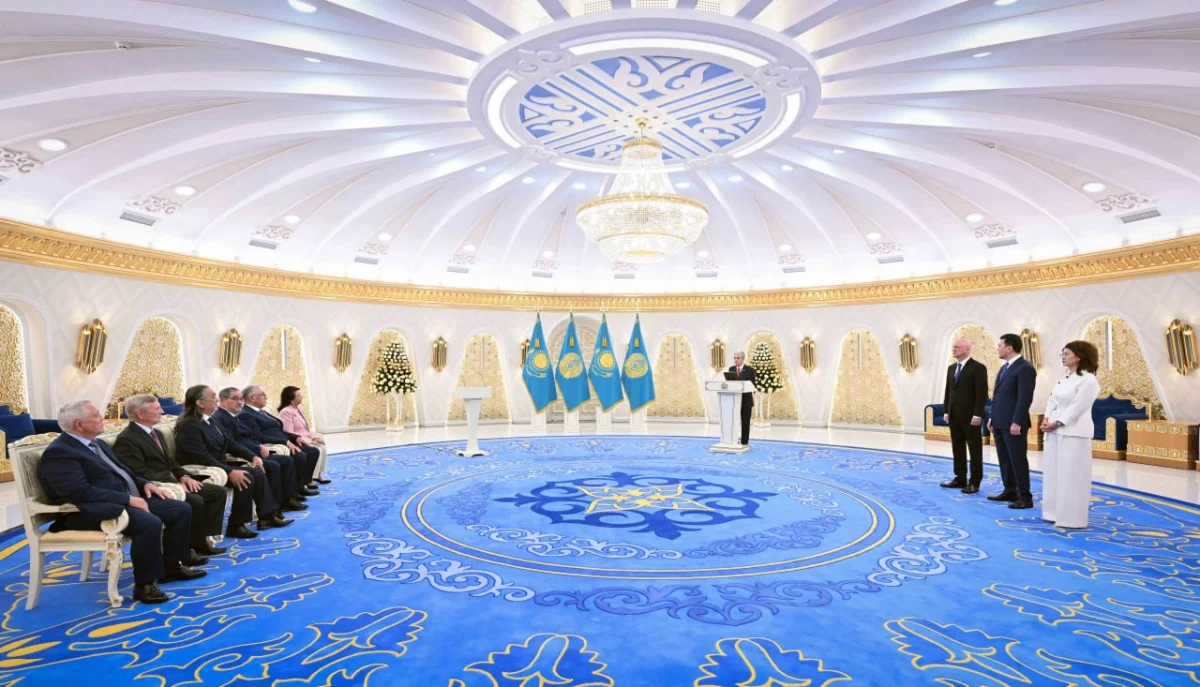 Президент наградил группу общественных деятелей государственными наградами
