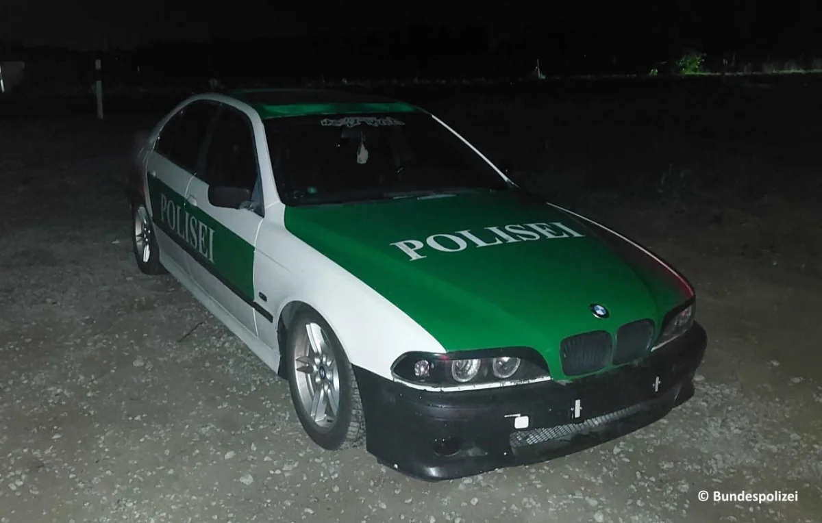 Поддельную машину полиции выдала ошибка в слове Polizei
