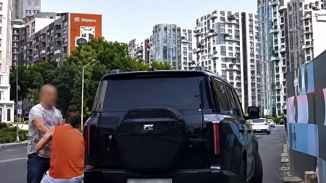 Алматыда көлік жүргізушілері арасындағы жанжал төбелеске ұласты: күдікті ұсталды