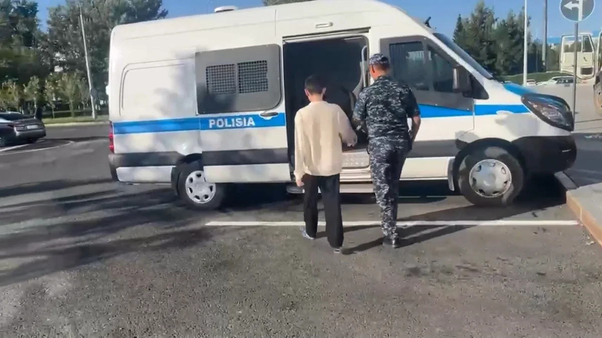 Напал с ножом на мать и скрылся: казахстанца экстрадировали из Вьетнама