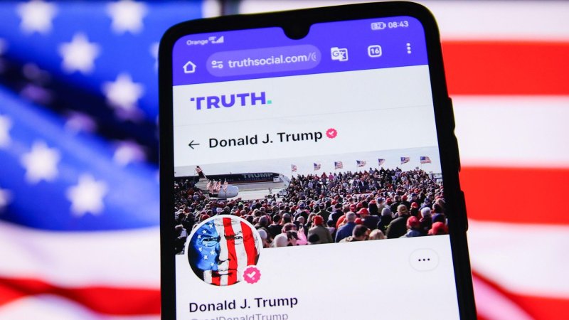 На Трампа подали в суд за «продажу» правительственной информации
