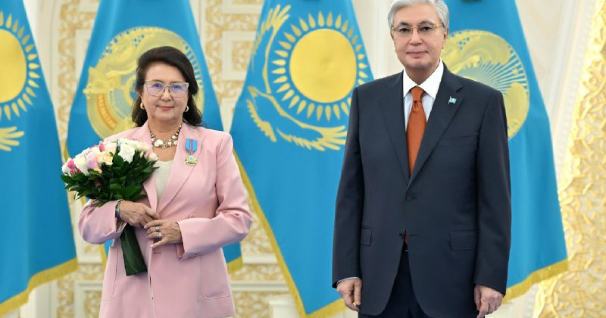  Тоқаев отандық гобелен өнері мектебінің негізін қалаушы Бәтима Зәуірбековаға «Отан» орденін табыстады 