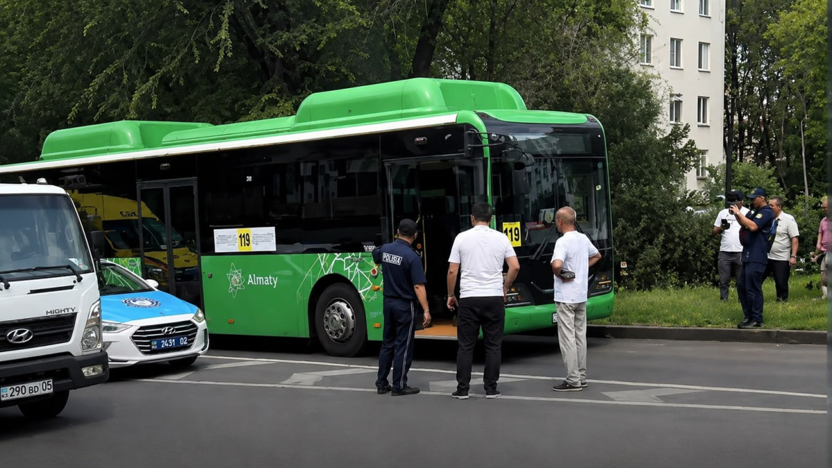 Автобус насмерть сбил девушку в Алматы