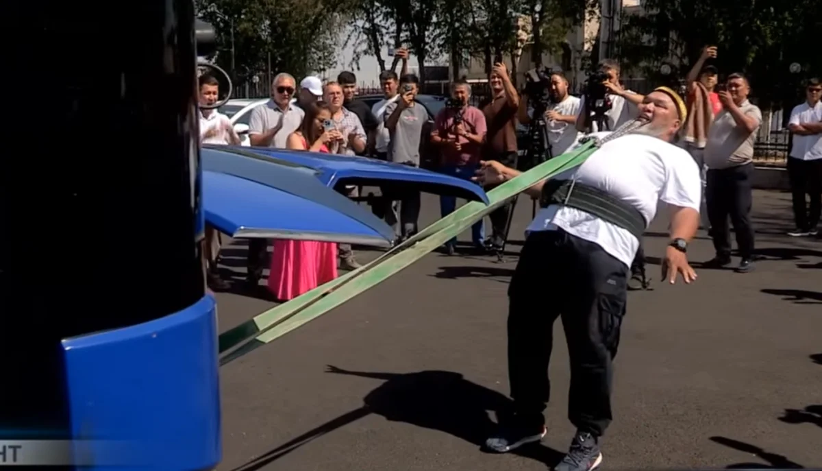 Казахстанец протянул зубами автобус и установил мировой рекорд (ВИДЕО)