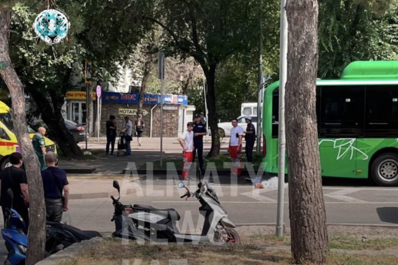 Пассажирский автобус насмерть сбил девушку в Алматы