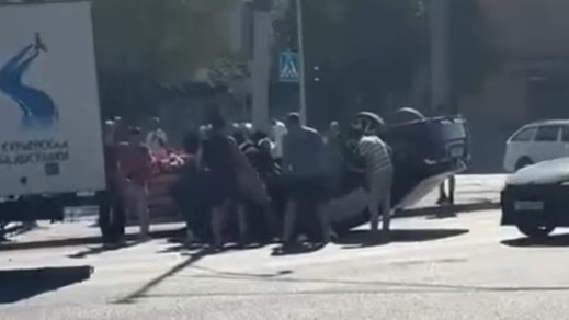 Қарағандыда жол-көлік оқиғасынан кейін автокөлік аударылып қалды