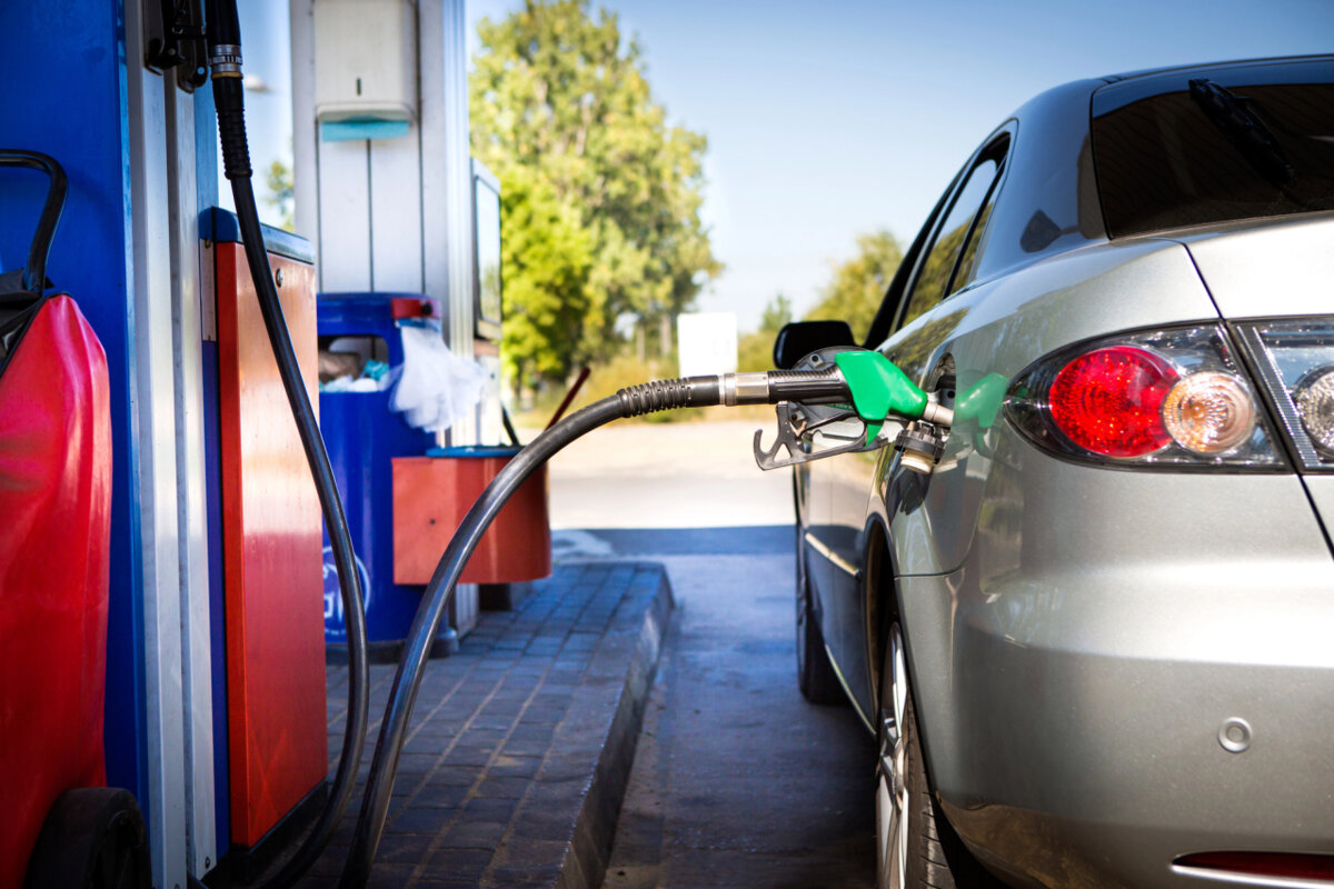 Бензин снова подорожал: сколько теперь платят казахстанцы и что с ценами у соседей