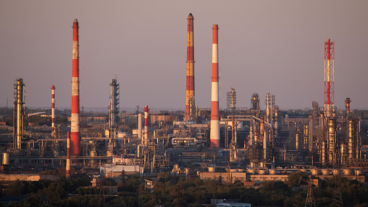 Атака беспилотников остановила нефтезавод в российском Орске на полгода