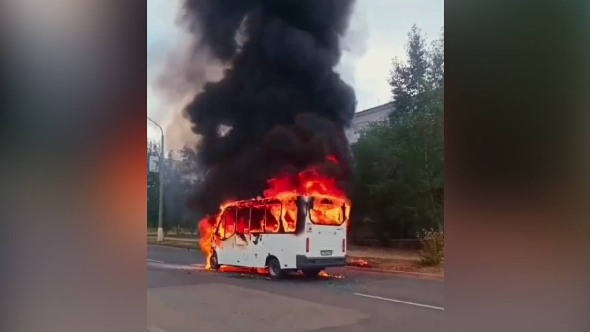 Автобус загорелся с пассажирами внутри в Степногорске