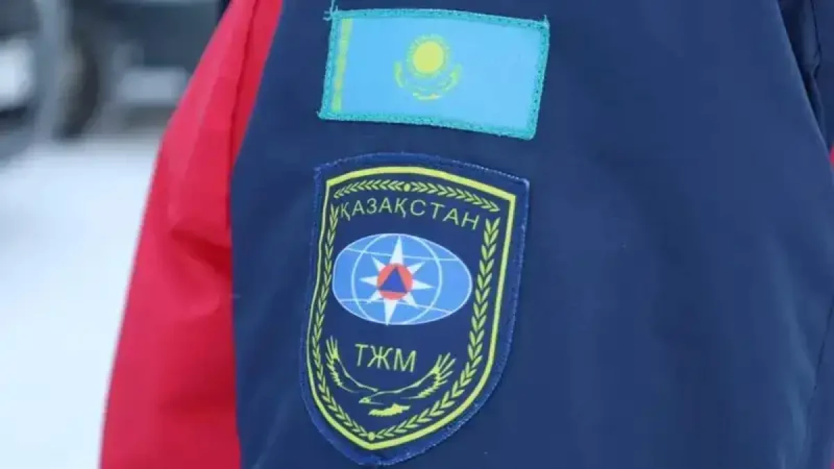 В Конаеве спасатели помогли пассажирам автобуса, застрявшего в грязи