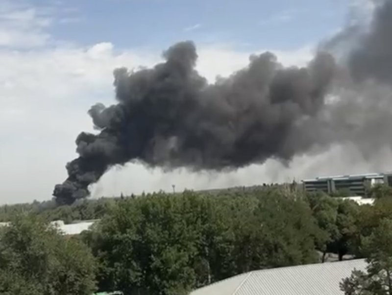 Крупный пожар вспыхнул на складе в Алматы