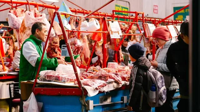 Елде жұмыспен қамтылғандардың басым бөлігі қай салада еңбек етеді?