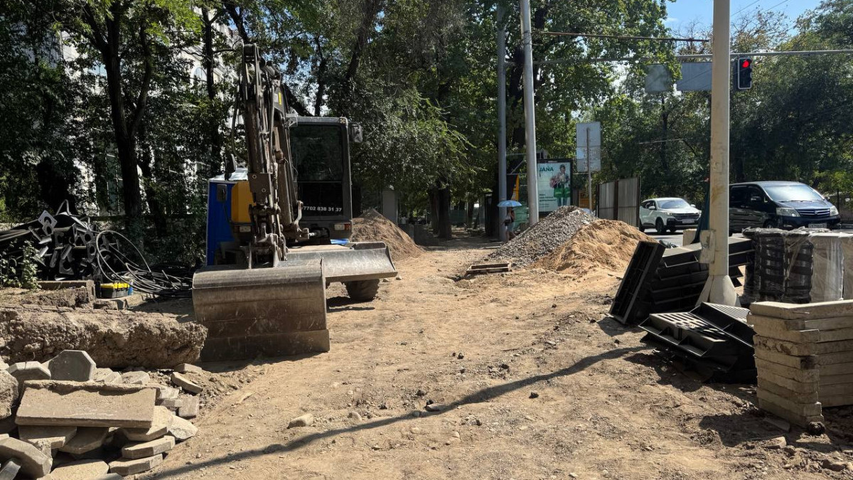 Жаз аяқталуға жақын, ал құрылыстың бітетін түрі жоқ: Қопарылған жолдар алматылықтарды әбігерге салды