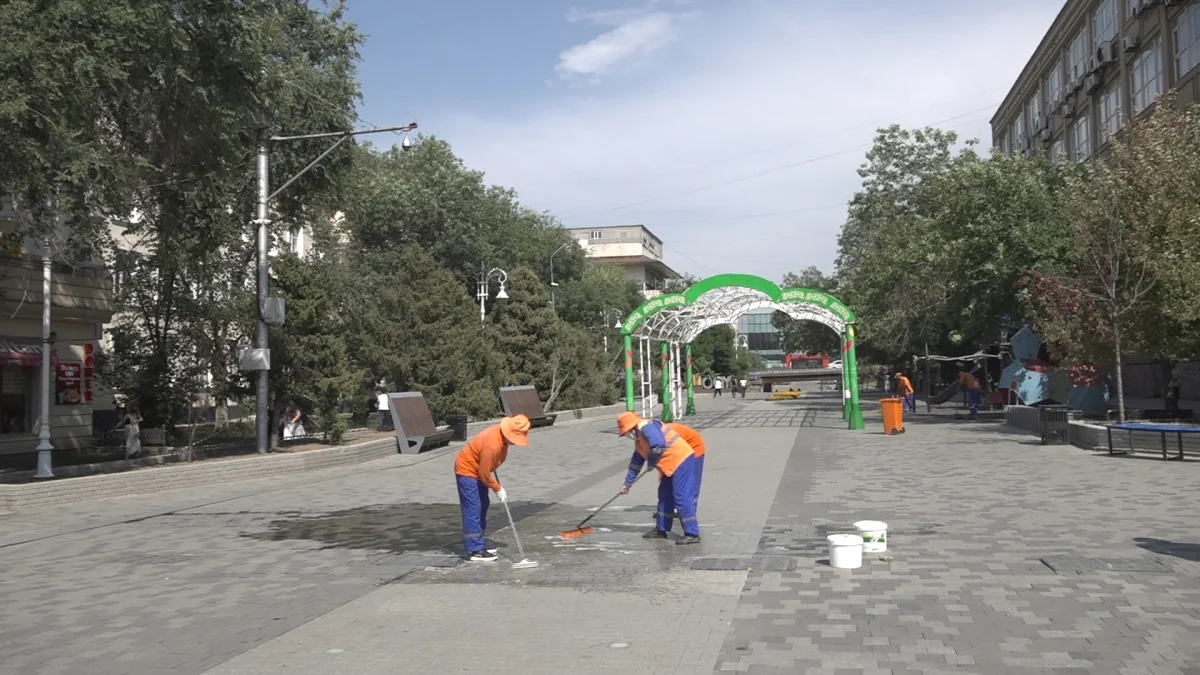 Чистый город начинается с них: кто каждый день наводит порядок в Алматы