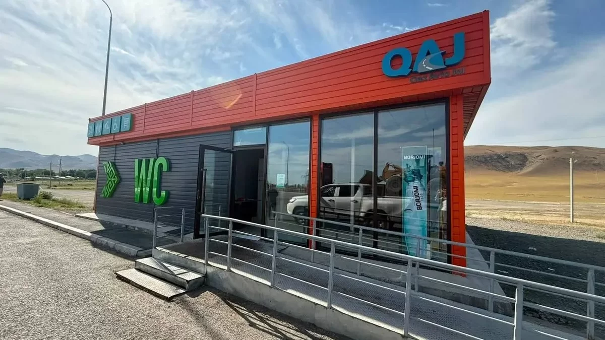 У туалетов на трассах Казахстана установили камеры из-за краж