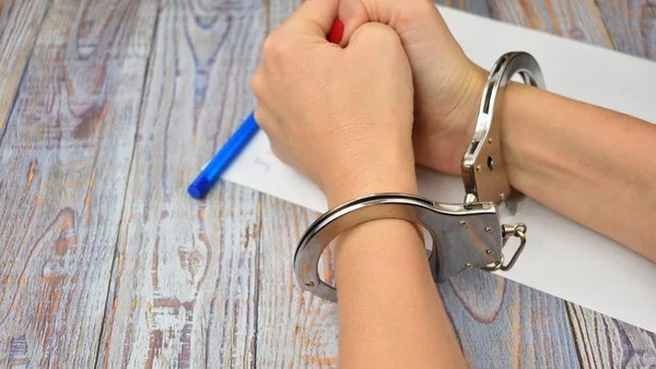 «Үй алып беремін» деп алдаған: 20 адамды сан соқтырған әйел сотталды