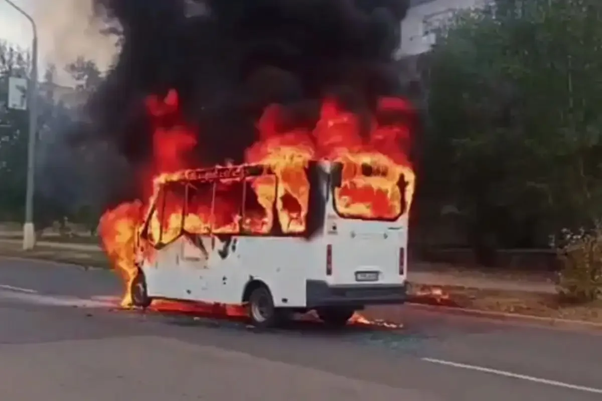 В Акмолинском областе загорелся автобус с пассажирами