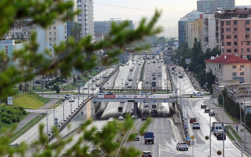 Больницы на генераторах, метро закрыто: как работают службы Алматы