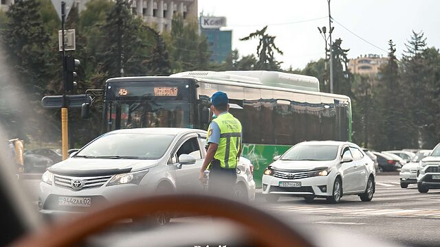 Жарықтың жаппай өшуі: Алматыда метро тоқтап, бағдаршамдар істен шықты
