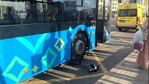 Астанада үш жасөспірім электросамокатпен автобусқа қарсы жүріп, бірі жол апатына түсті