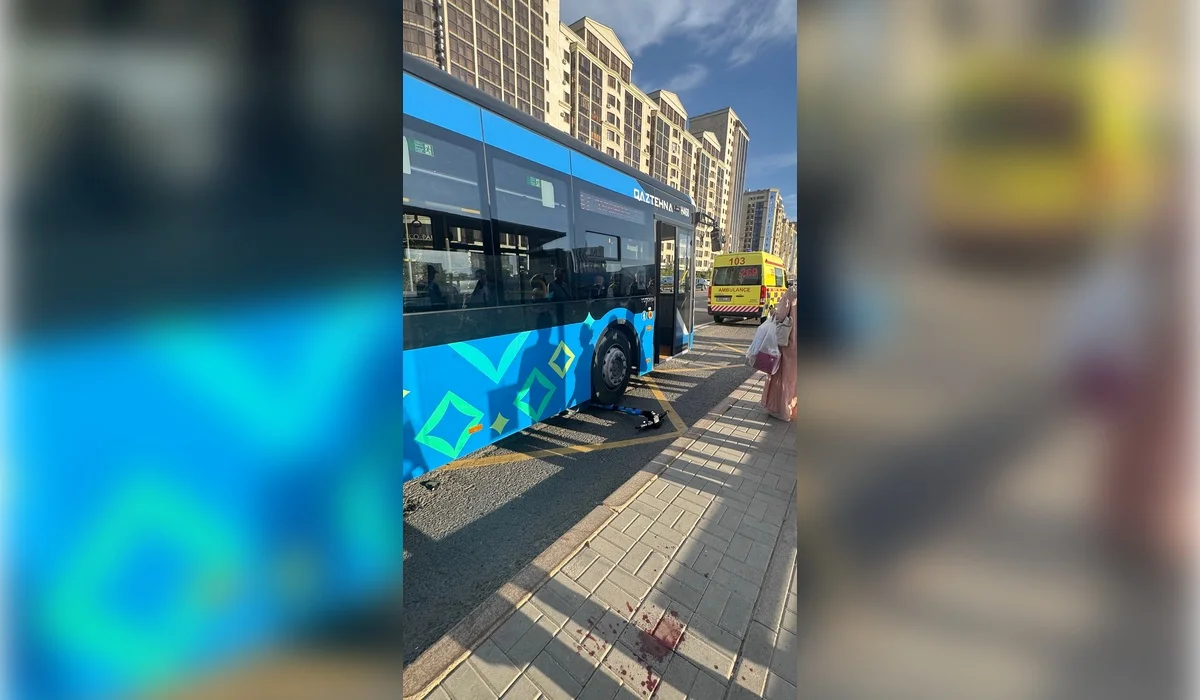 «Бордюр мен автобус арасынан өтпек болған»: елордада самокат мінген жасөспірім автобустың астына түсті
