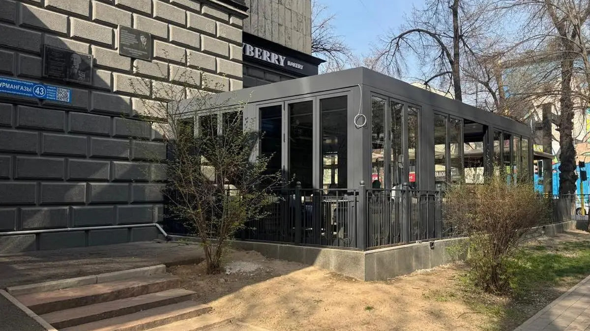 В центре Алматы снесли незаконную пристройку к кафе