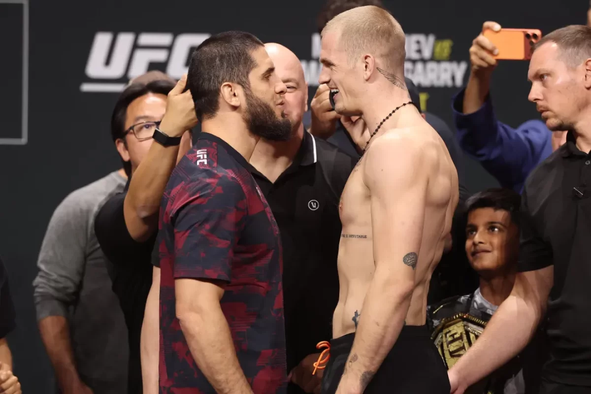 Махачев и Гэрри показали одинаковый вес перед титульным боем UFC 330