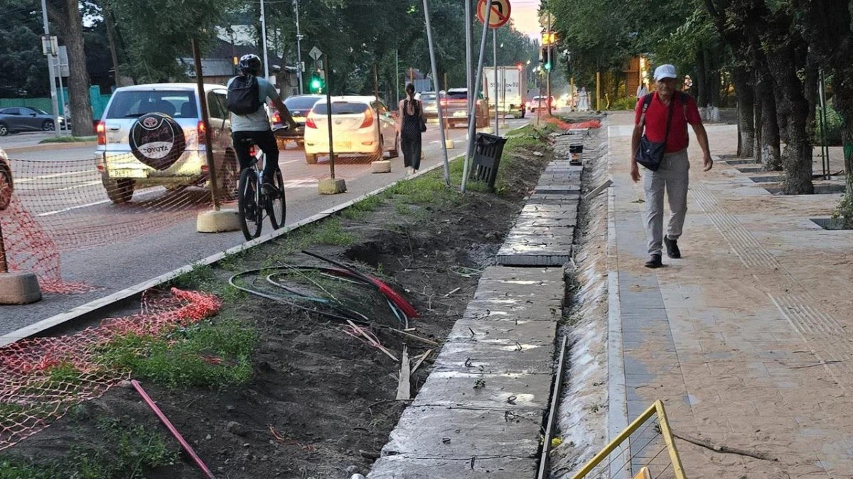 Алматылықтар арықтарға бетон плиталар төсеуге қарсы қайтадан қол жинай бастады