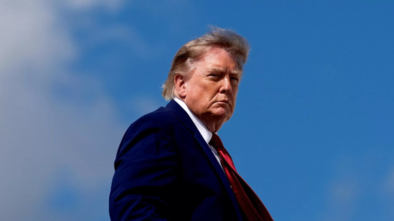 АҚШ-та бензин бағасы 4 доллардан асты: Трамп кешірім сұрамайтынын мәлімдеді