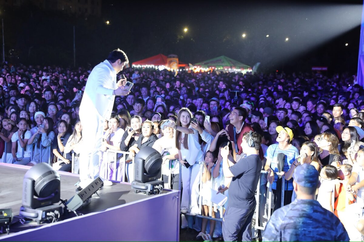 В Алматы на сцене ALMATY SUMMER FEST прозвучали песни Шәмши Калдаякова