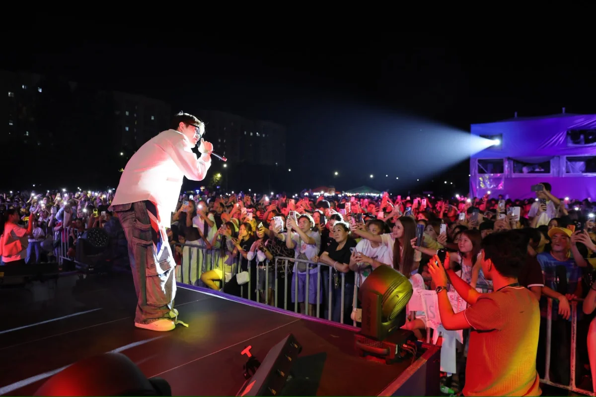 Алматыда ALMATY SUMMER FEST сахнасында Шәмші Қалдаяқовтың әндері шырқалды