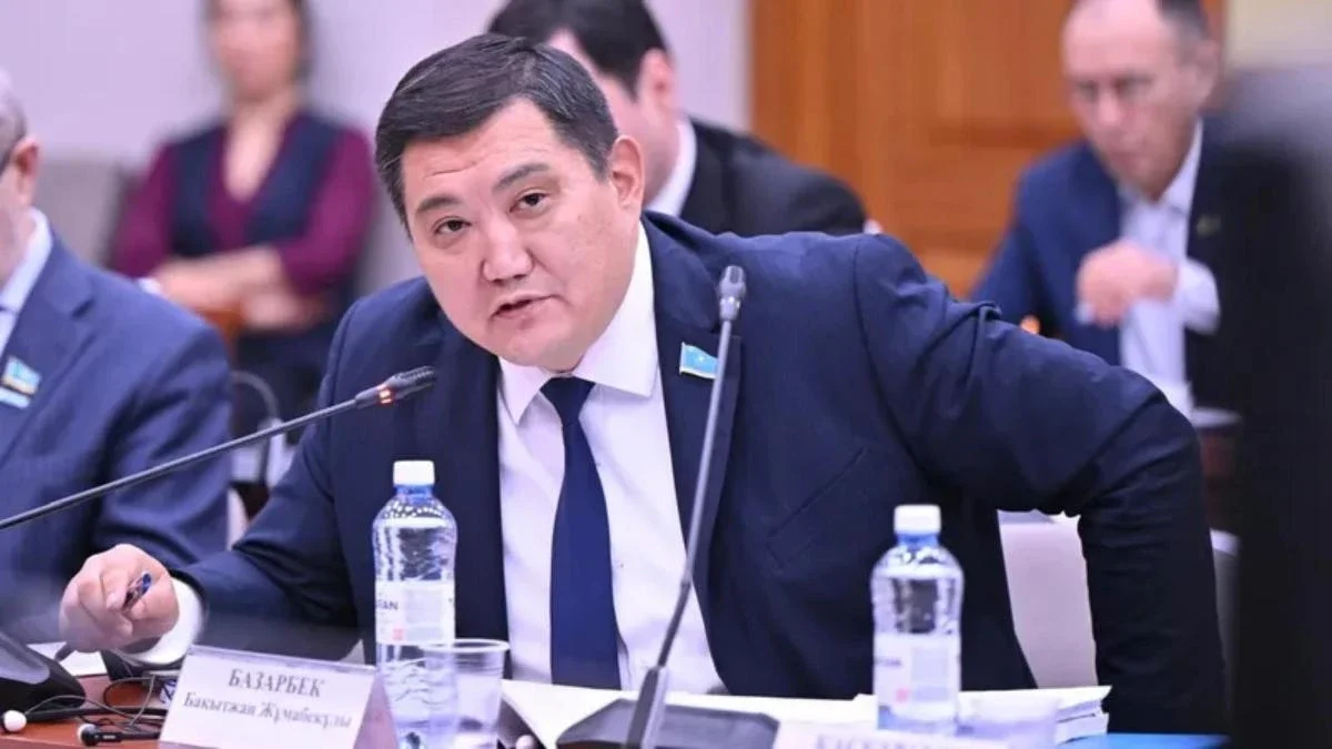 Экс-депутат Бақытжан Базарбек адам қағып кетті деп айыпталды