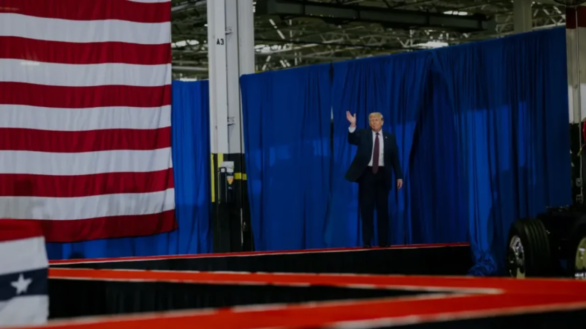 «Артық төлеуге тура келеді»: Трамп америкалықтарды бензин бағасының өсуіне дайын болуға шақырды