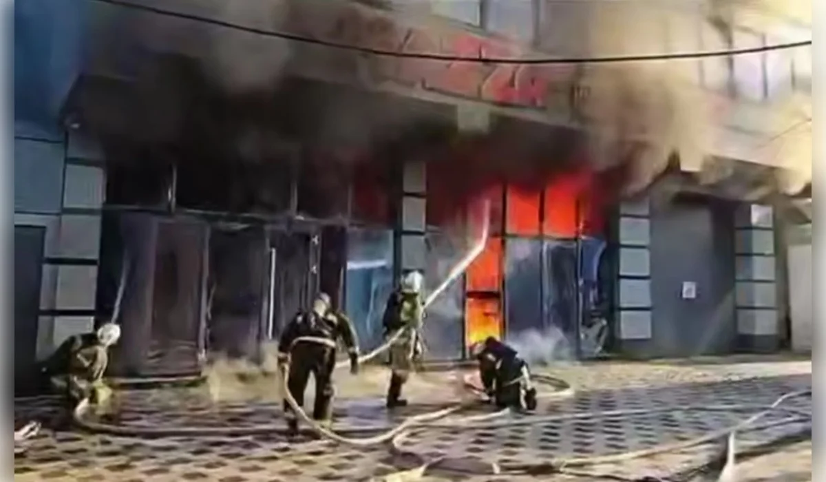 Пожар вспыхнул в трехэтажном игровом клубе в Таразе (ВИДЕО)