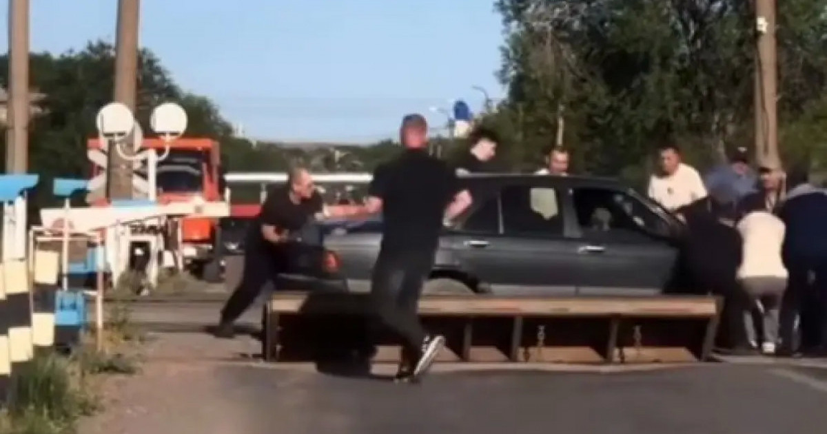  Қарағандыда Mercedes теміржол өткелінде тұрып қалды (ВИДЕО) 