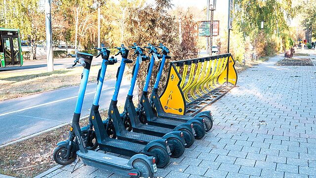 Алматы полициясы рейд кезінде 298 самокатты арнайы тұраққа қойды