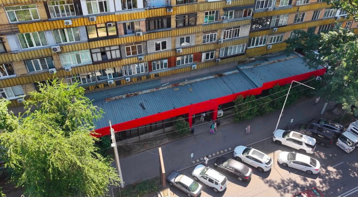 Пристройку к супермаркету демонтировали в центре Алматы