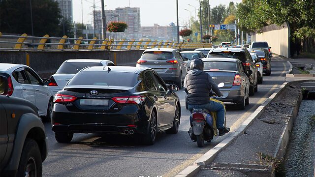 Көлік жүріп келе жатып есігін ашып, денесін сыртқа шығарған жолаушылар жазаланды
