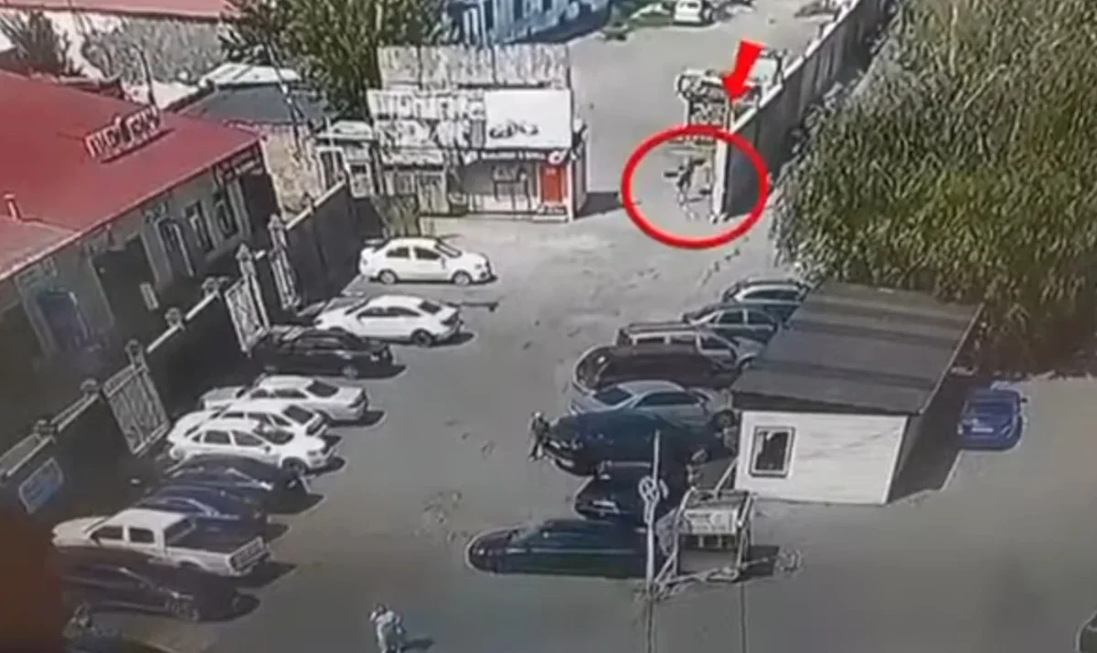 Өскеменде ер адам ұялы телефонды көрмек болып сатушыдан алған бойда қашып кеткен (ВИДЕО)