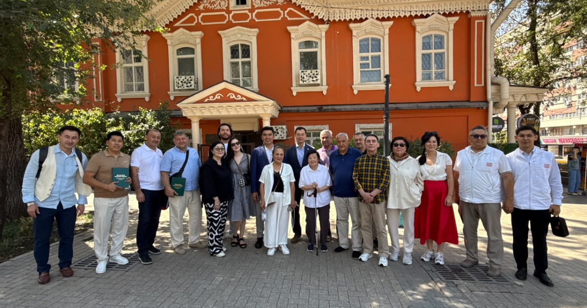  ҚХП Алматыда шығармашылық зиялы қауым өкілдерінің ұсыныстарын тыңдады 