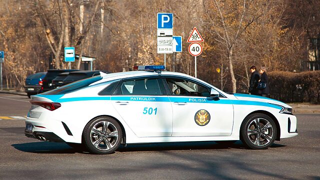 Астанада таксист әйелді балағаттап, көліктен шықпаған ер адам 10 тәулікке қамалды